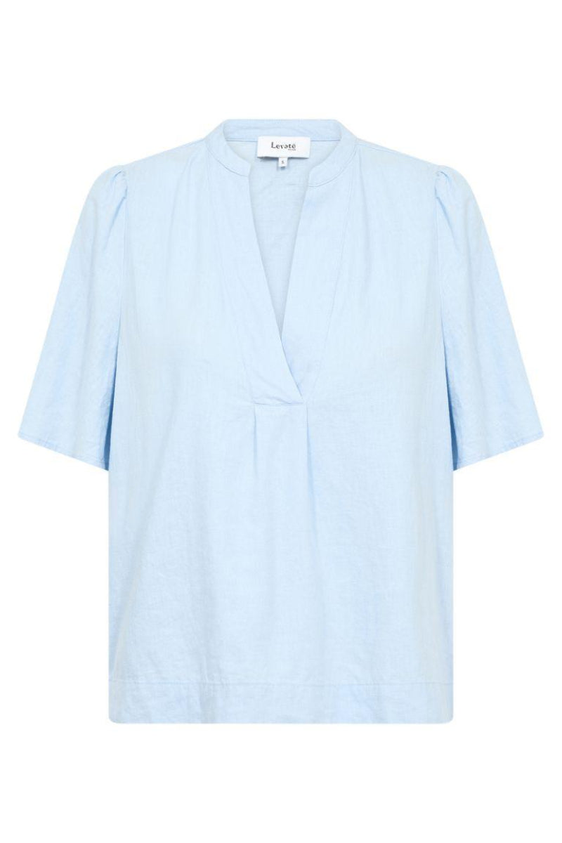 Leveté Room Naja 32 bluse med V-udskæring og korte ærmer.