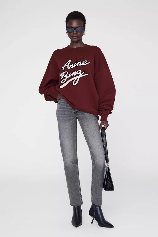 Anine Bing Miles Chenille Signature Sweatshirt i cabernet – oversized crewneck i bomuldsfleece med chenille-logo.
