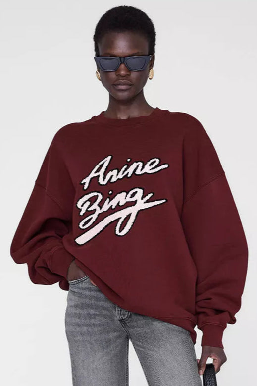 Anine Bing Miles Chenille Signature Sweatshirt i cabernet – oversized crewneck i bomuldsfleece med chenille-logo.
