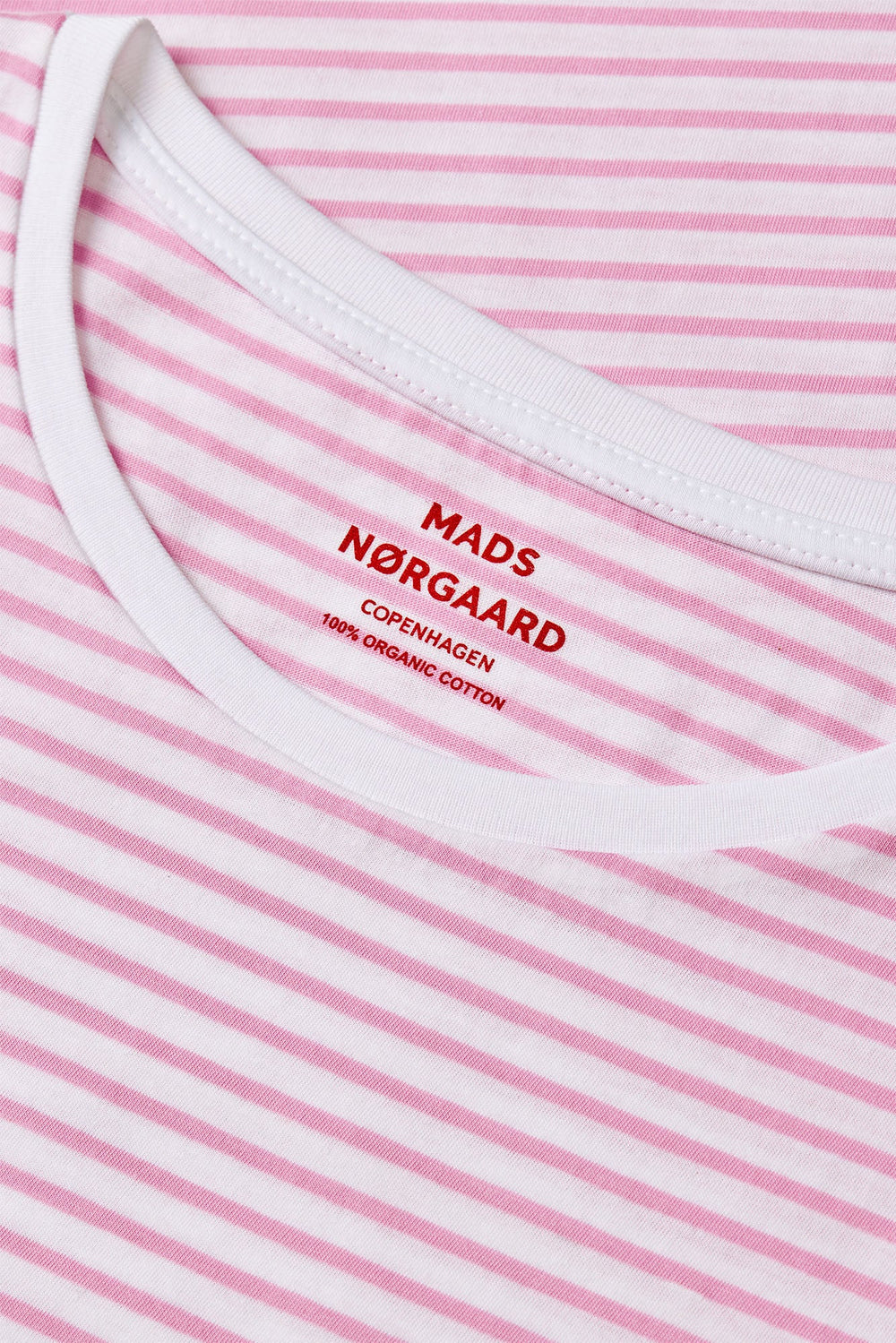 Mads Nørgaard Teasy Tee – tætsiddende T-shirt i 100% økologisk bomuld med korte vifteærmer. Blød, let og perfekt til enhver lejlighed. 