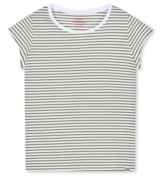 Mads Nørgaard Teasy Tee – tætsiddende T-shirt i 100% økologisk bomuld med korte vifteærmer. Blød, let og perfekt til enhver lejlighed. 