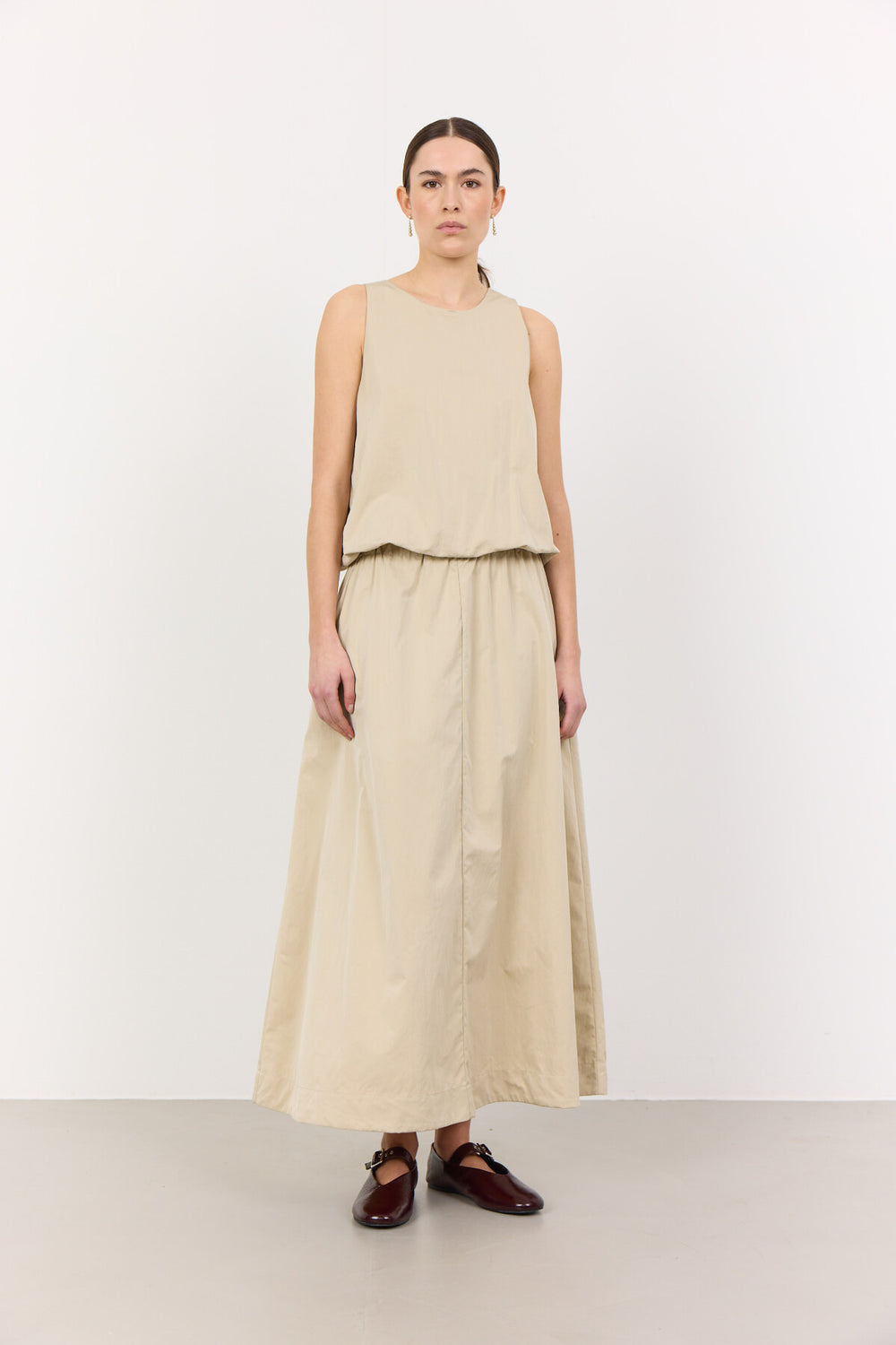 Leveté Room LR-Lea 1 top i beach sand. Fremstillet i 55 % genanvendt polyester og 45 % nylon med afslappet pasform og korte ærmer. 