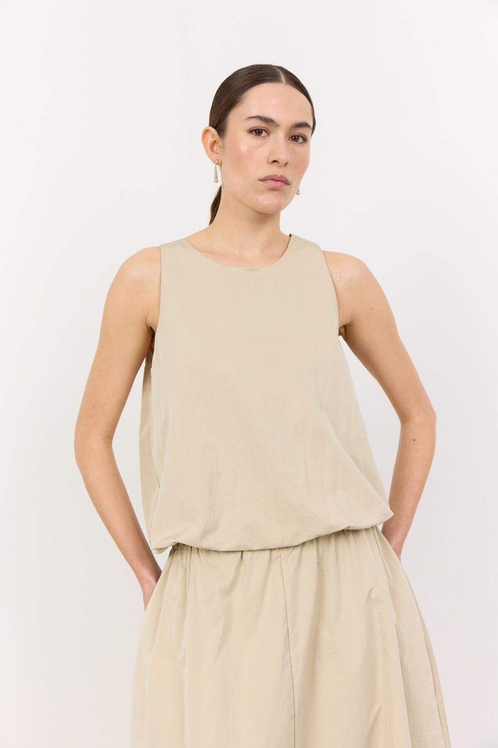 Leveté Room LR-Lea 1 top i beach sand. Fremstillet i 55 % genanvendt polyester og 45 % nylon med afslappet pasform og korte ærmer. 
