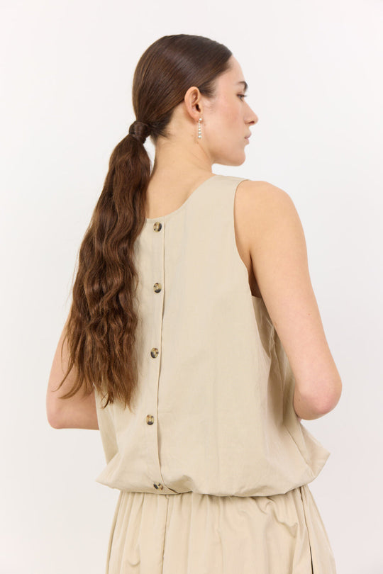 Leveté Room LR-Lea 1 top i beach sand. Fremstillet i 55 % genanvendt polyester og 45 % nylon med afslappet pasform og korte ærmer. 