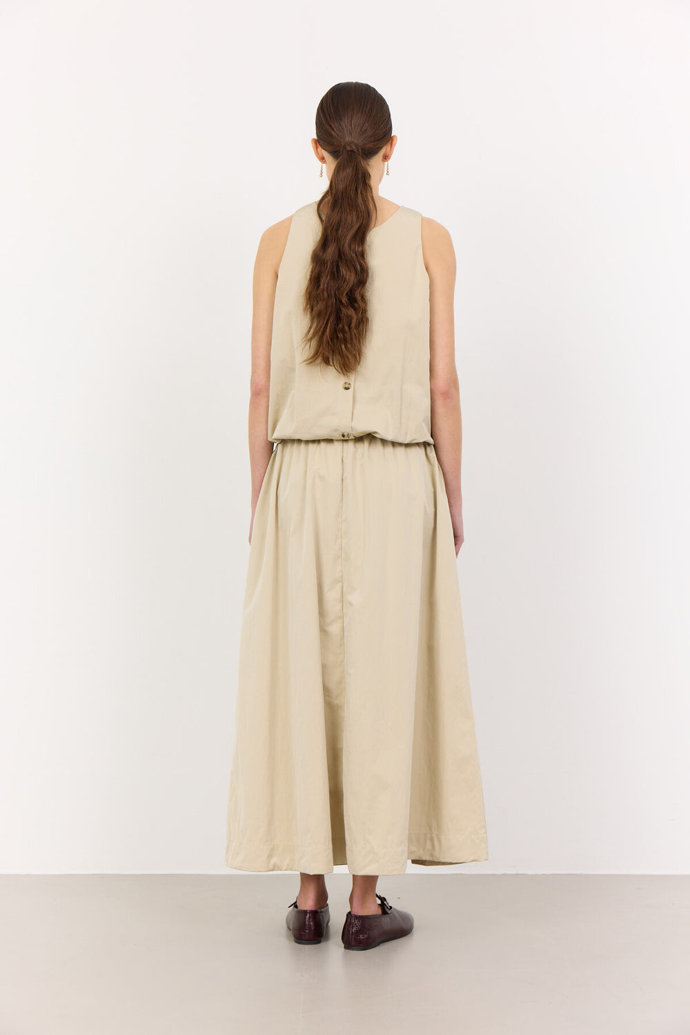 Leveté Room LR-Lea 1 top i beach sand. Fremstillet i 55 % genanvendt polyester og 45 % nylon med afslappet pasform og korte ærmer. 
