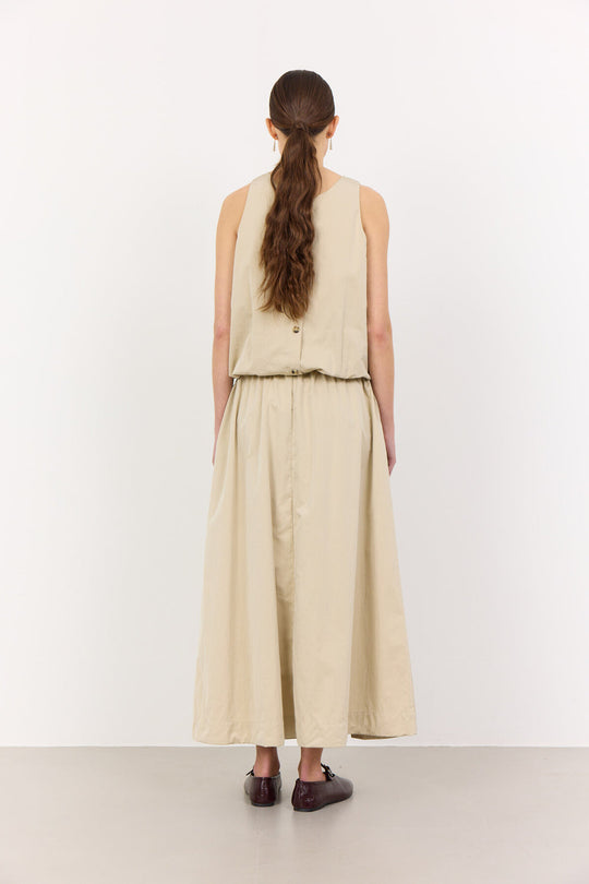 Leveté Room LR-Lea 1 top i beach sand. Fremstillet i 55 % genanvendt polyester og 45 % nylon med afslappet pasform og korte ærmer. 