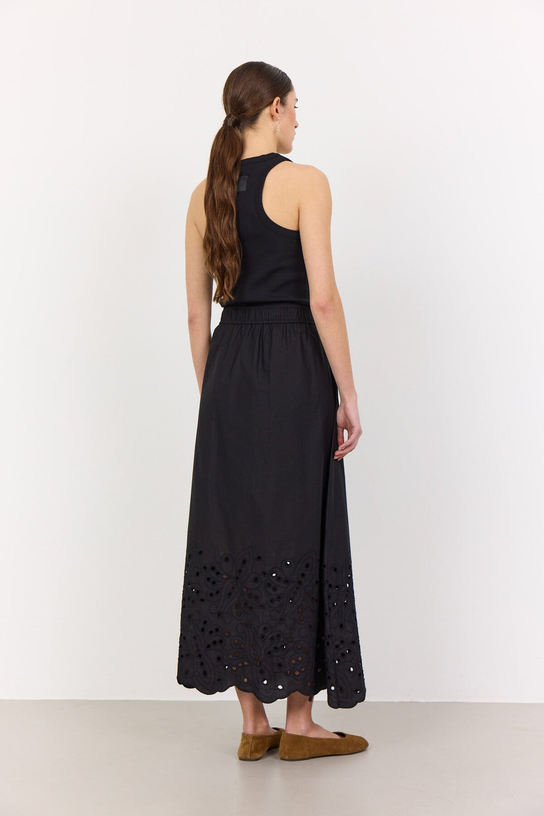 Leveté Room LR-Grolet 5 nederdel i sort økologisk bomuld med maxi længde, elastisk talje og broderi anglaise-detaljer. Elegant og komfortabel.