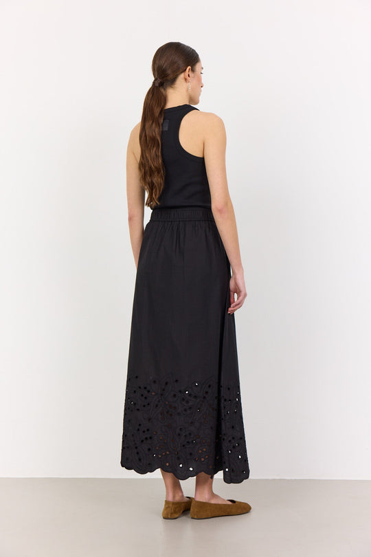 Leveté Room LR-Grolet 5 nederdel i sort økologisk bomuld med maxi længde, elastisk talje og broderi anglaise-detaljer. Elegant og komfortabel.