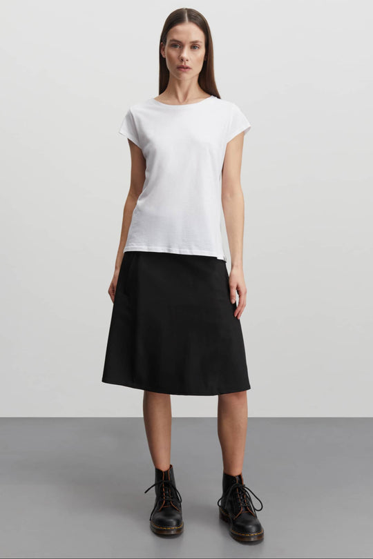 Mads Nørgaard Recycled Sportina Stelly Skirt FAV Sort - A-formet nederdel i genanvendt materiale. Høj talje, sidelommer og lynlåslukning bagpå.
