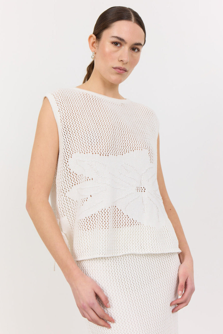 Leveté Room LR-Lian 3 bluse i 100 % økologisk bomuld med hæklet mønster, rund hals og bindedetaljer. Elegant og bæredygtig stil. 