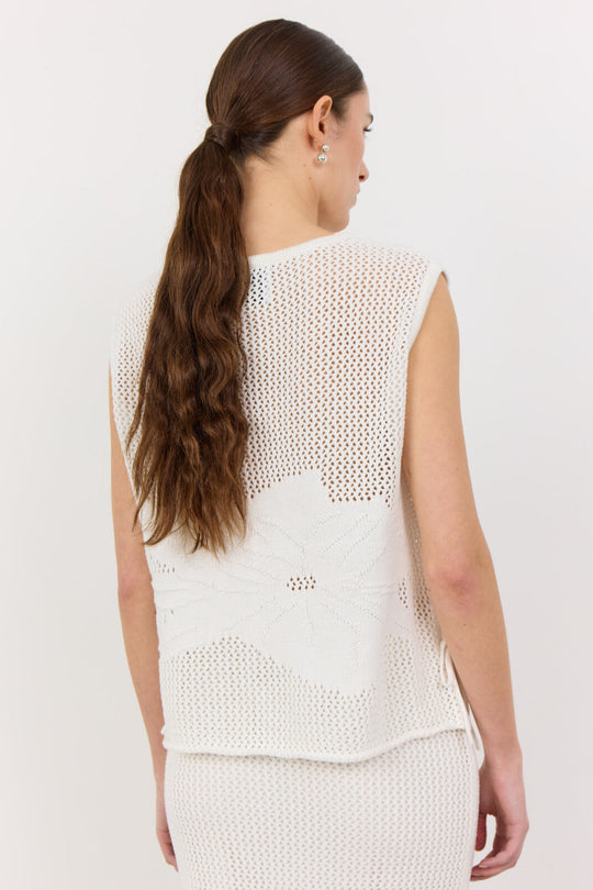 Leveté Room LR-Lian 3 bluse i 100 % økologisk bomuld med hæklet mønster, rund hals og bindedetaljer. Elegant og bæredygtig stil. 