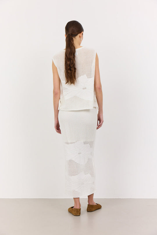 Leveté Room LR-Lian 3 bluse i 100 % økologisk bomuld med hæklet mønster, rund hals og bindedetaljer. Elegant og bæredygtig stil. 