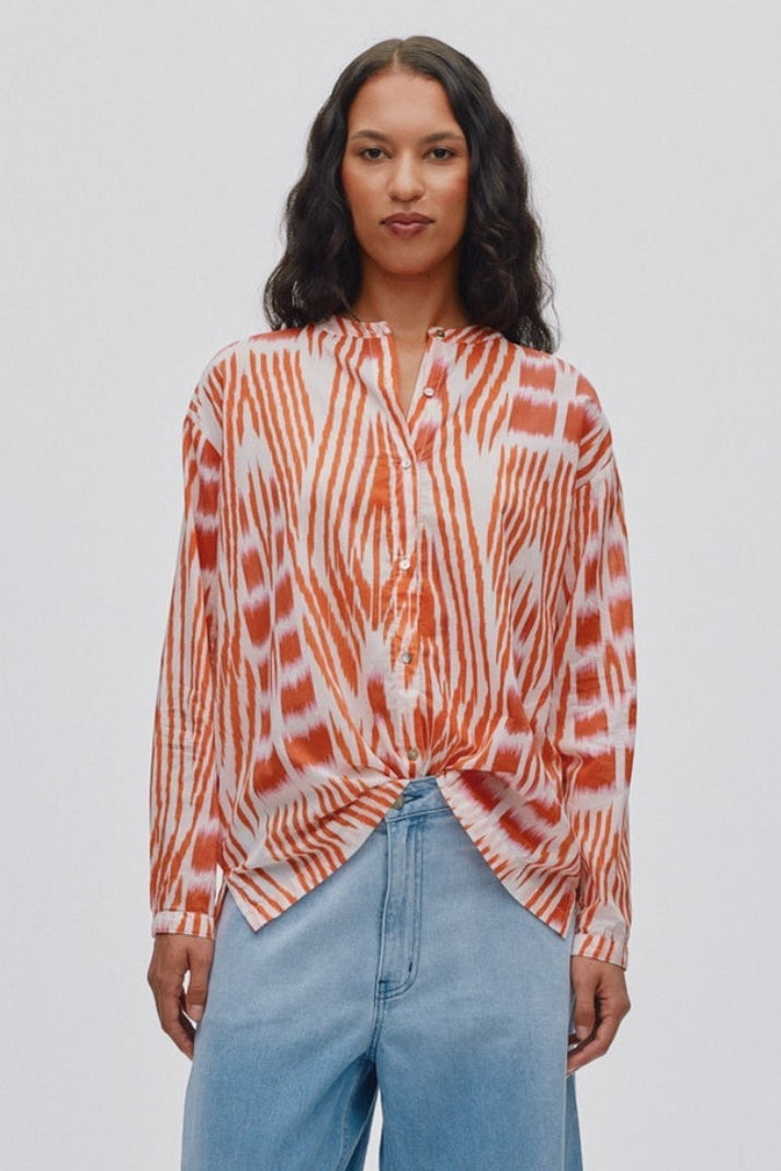 Rabens Saloner Sibyl Ikat Voile Shirt i mandarin pink ivory – let bomuldsskjorte med håndfarvet ikat-print.