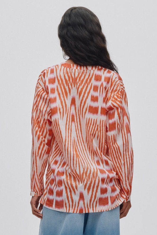 Rabens Saloner Sibyl Ikat Voile Shirt i mandarin pink ivory – let bomuldsskjorte med håndfarvet ikat-print.