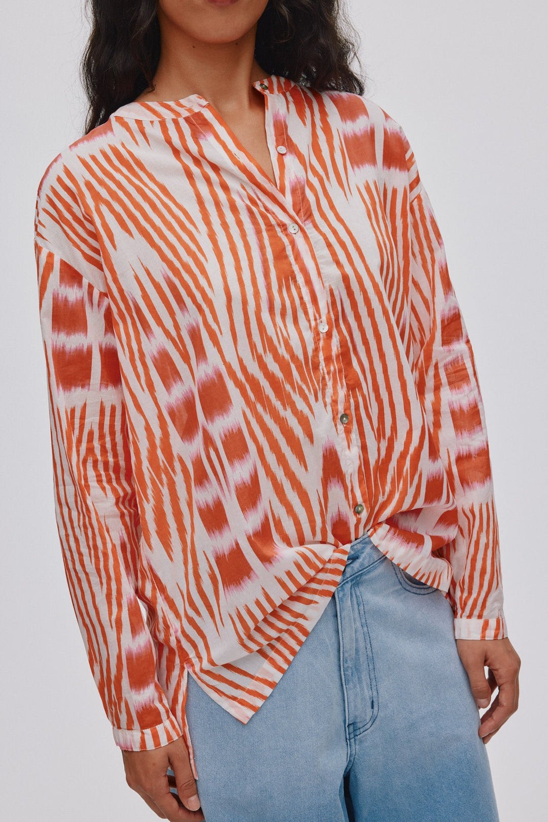 Rabens Saloner Sibyl Ikat Voile Shirt i mandarin pink ivory – let bomuldsskjorte med håndfarvet ikat-print.