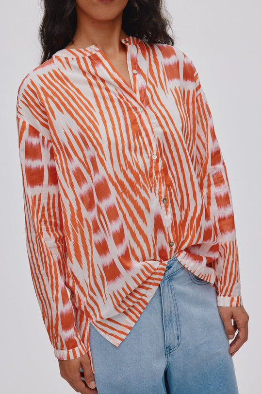 Rabens Saloner Sibyl Ikat Voile Shirt i mandarin pink ivory – let bomuldsskjorte med håndfarvet ikat-print.