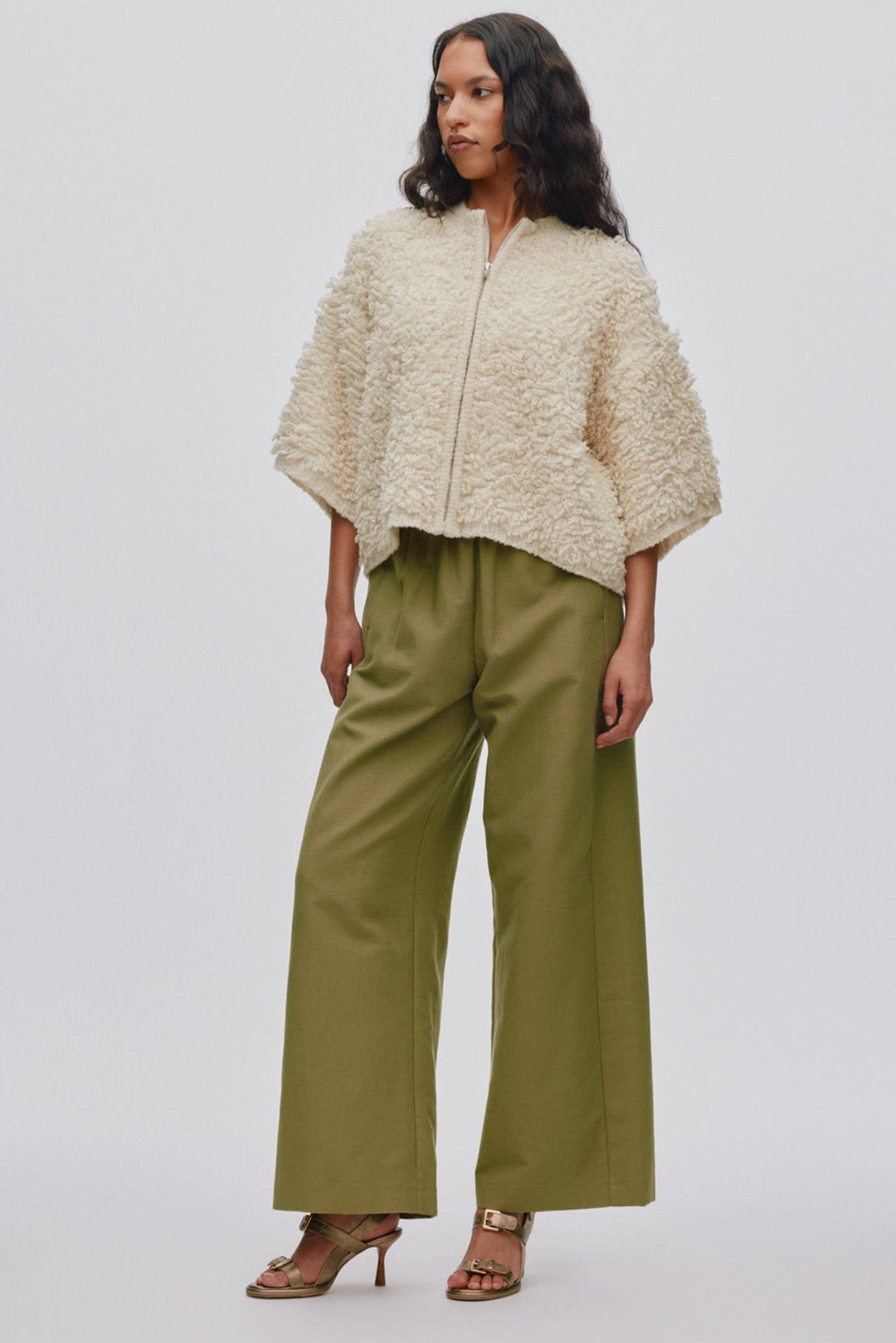 Rabens Saloner Alice Cardigan i off white – kort oversized lammeuldsstrik med lynlås og ribkanter.