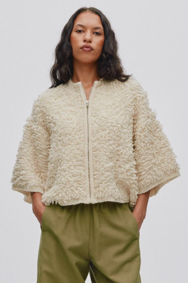 Rabens Saloner Alice Cardigan i off white – kort oversized lammeuldsstrik med lynlås og ribkanter.