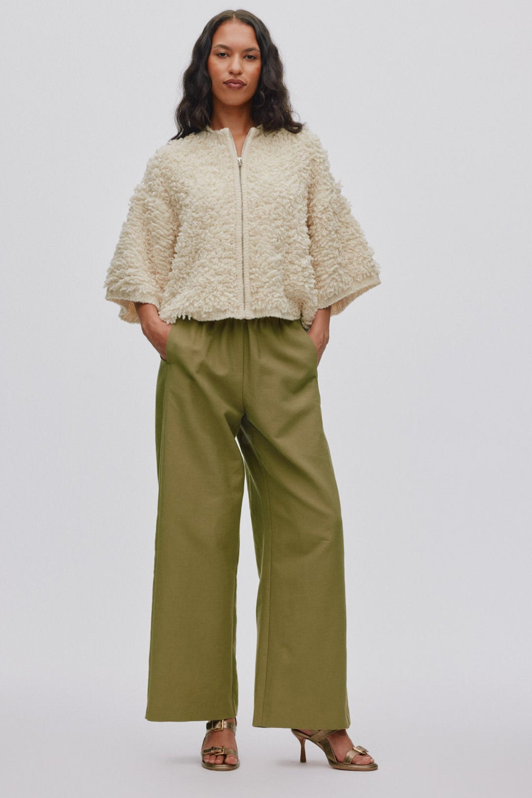 Rabens Saloner Alice Cardigan i off white – kort oversized lammeuldsstrik med lynlås og ribkanter.