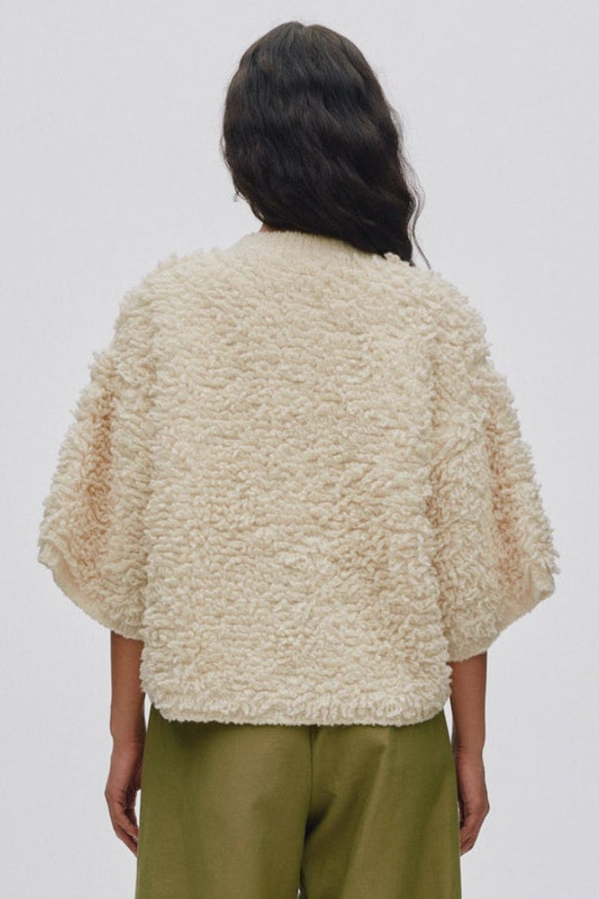 Rabens Saloner Alice Cardigan i off white – kort oversized lammeuldsstrik med lynlås og ribkanter.