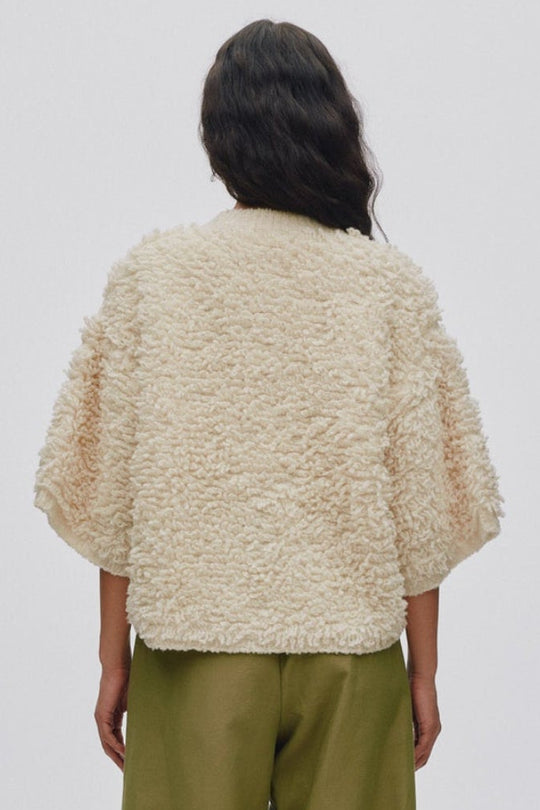 Rabens Saloner Alice Cardigan i off white – kort oversized lammeuldsstrik med lynlås og ribkanter.