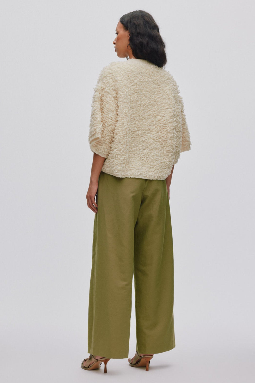 Rabens Saloner Alice Cardigan i off white – kort oversized lammeuldsstrik med lynlås og ribkanter.