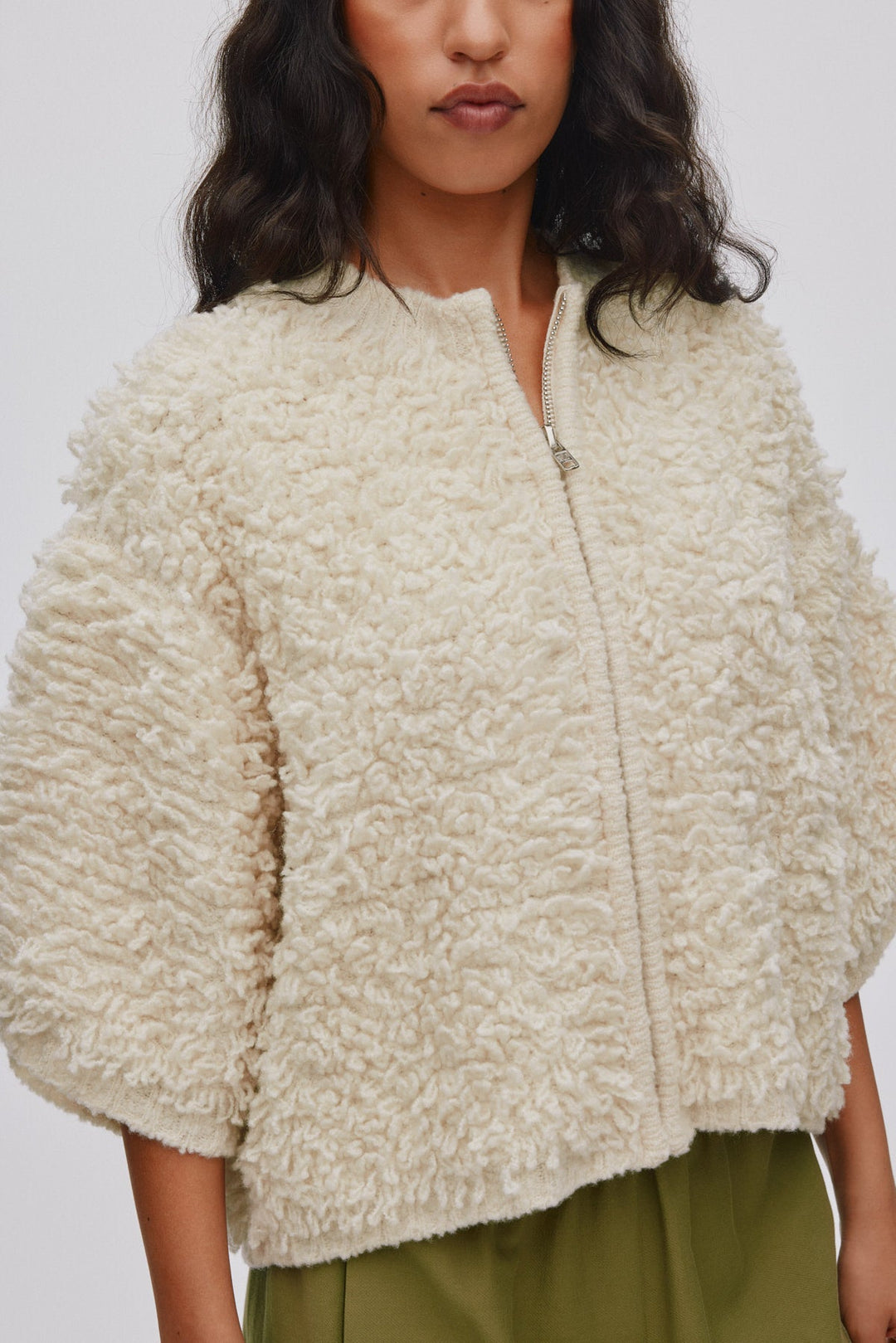 Rabens Saloner Alice Cardigan i off white – kort oversized lammeuldsstrik med lynlås og ribkanter.