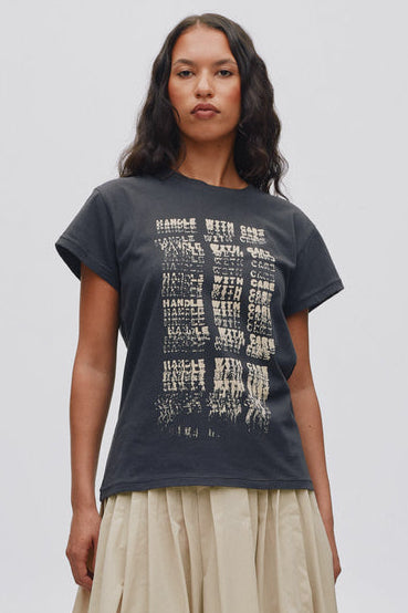 Rabens Saloner Ambla T-shirt faded black – T-shirt med print og afslappet pasform.