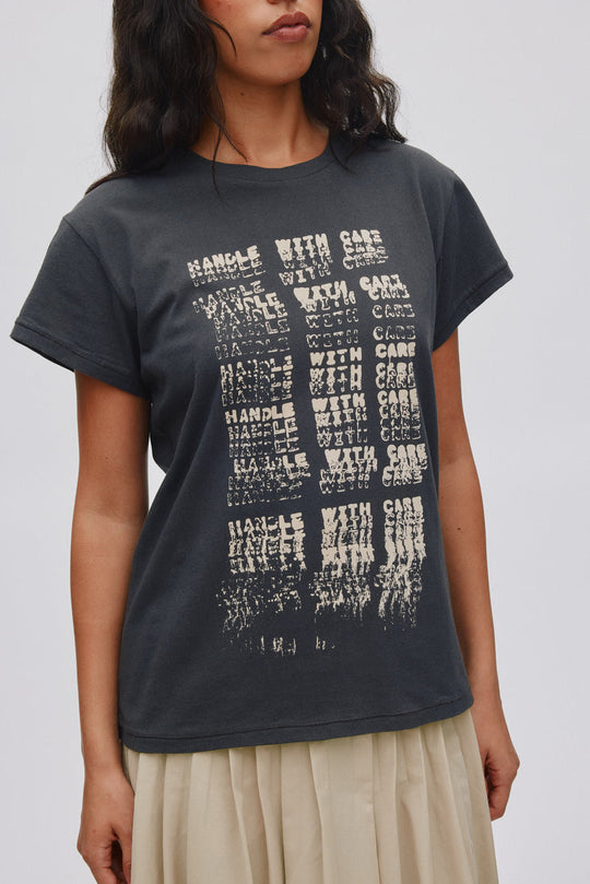 Rabens Saloner Ambla T-shirt faded black – T-shirt med print og afslappet pasform.