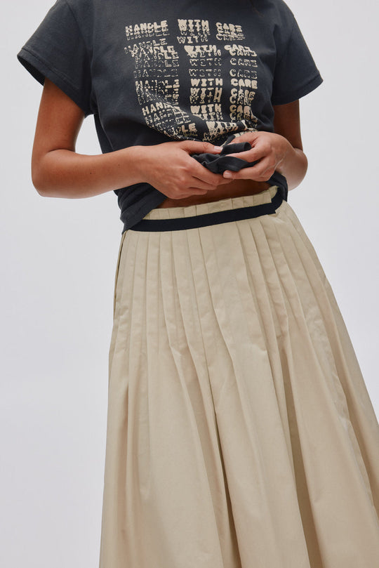 Rabens Saloner Ambla T-shirt faded black – T-shirt med print og afslappet pasform.