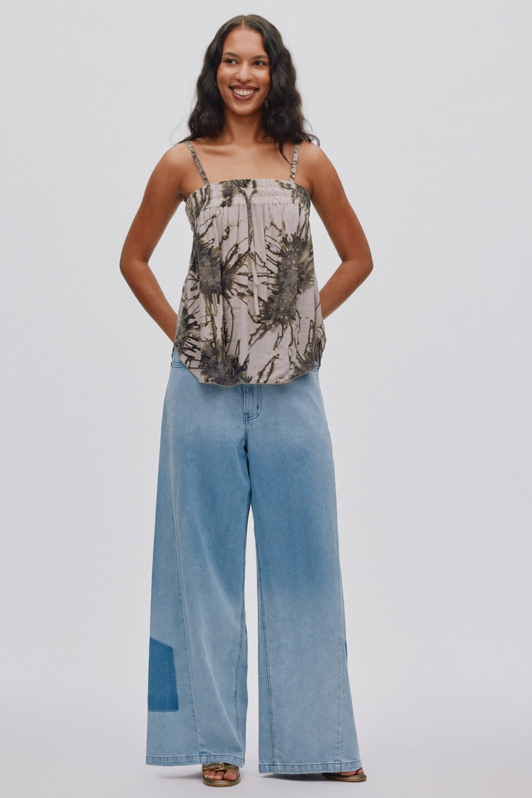 Rabens Saloner Paris Sea Urchin top i grey combo – løs top med elastisk kant og håndfarvet mønster.