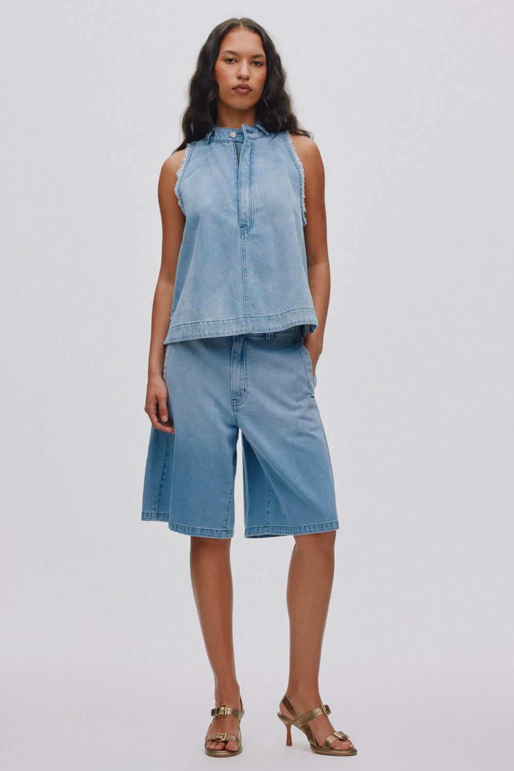 Rabens Saloner Raha wide denimshorts i lys vask i økologisk bomuld med vid pasform.