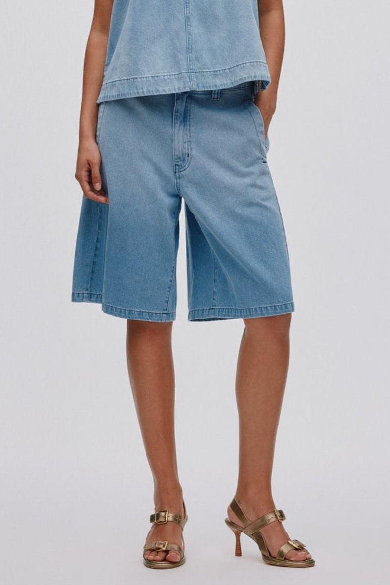 Rabens Saloner Raha wide denimshorts i lys vask i økologisk bomuld med vid pasform.