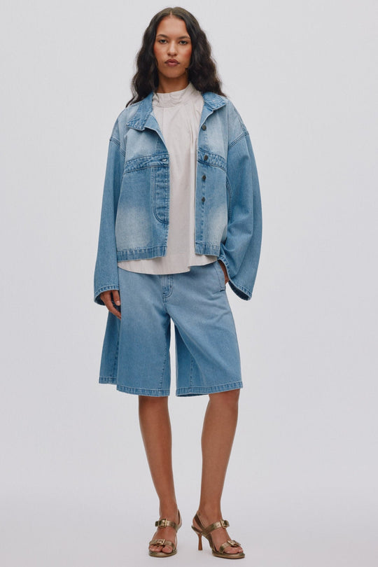 Rabens Saloner Raha wide denimshorts i lys vask i økologisk bomuld med vid pasform.