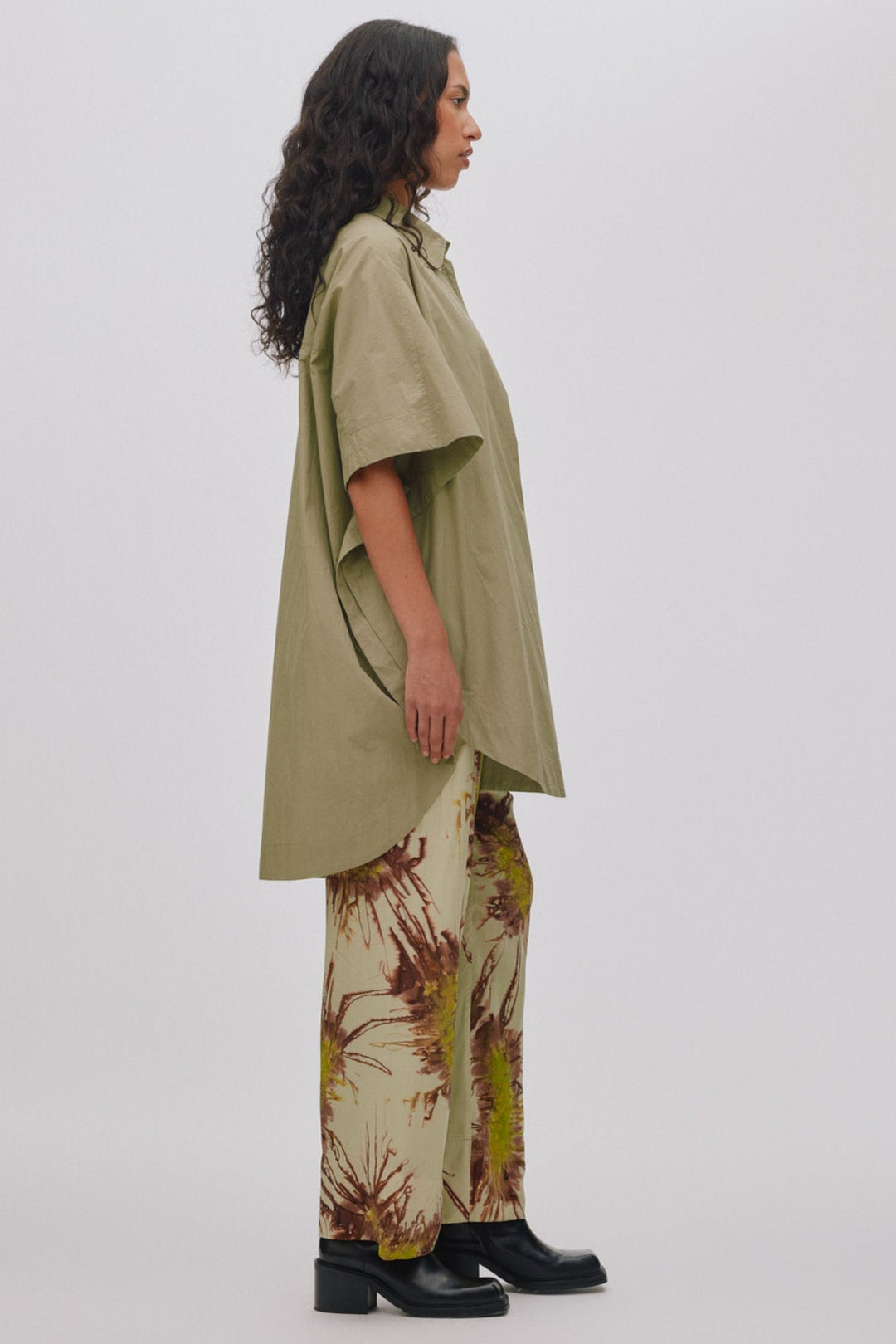 Rabens Saloner Berta skjortekjole i vertiver – oversized poplinkjole med knaplukning, korte ærmer og brystlomme.