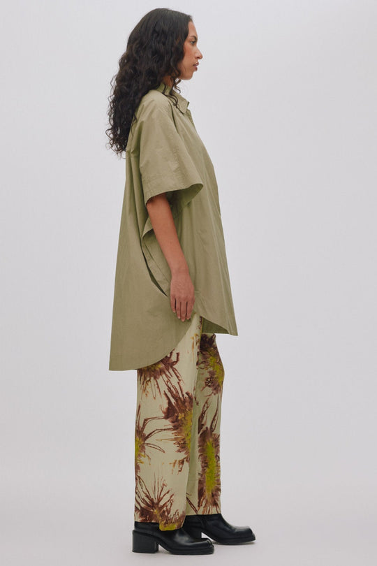 Rabens Saloner Berta skjortekjole i vertiver – oversized poplinkjole med knaplukning, korte ærmer og brystlomme.