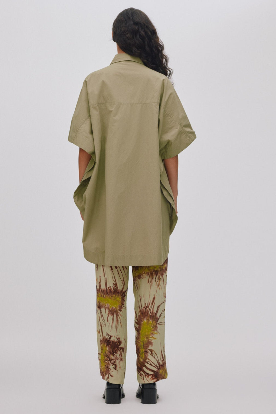 Rabens Saloner Berta skjortekjole i vertiver – oversized poplinkjole med knaplukning, korte ærmer og brystlomme.