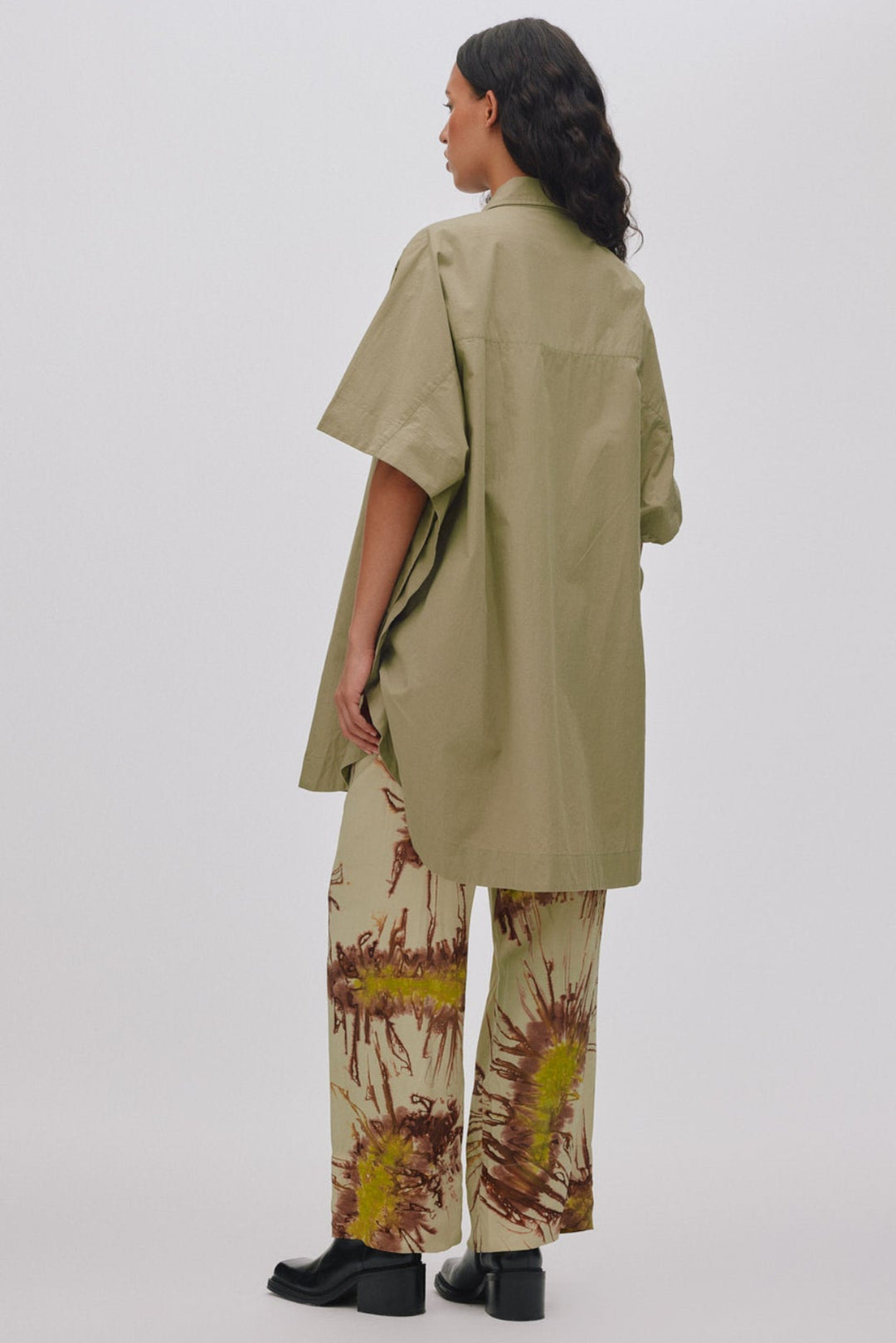 Rabens Saloner Berta skjortekjole i vertiver – oversized poplinkjole med knaplukning, korte ærmer og brystlomme.