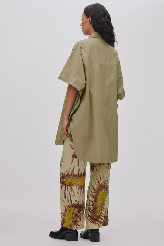 Rabens Saloner Berta skjortekjole i vertiver – oversized poplinkjole med knaplukning, korte ærmer og brystlomme.