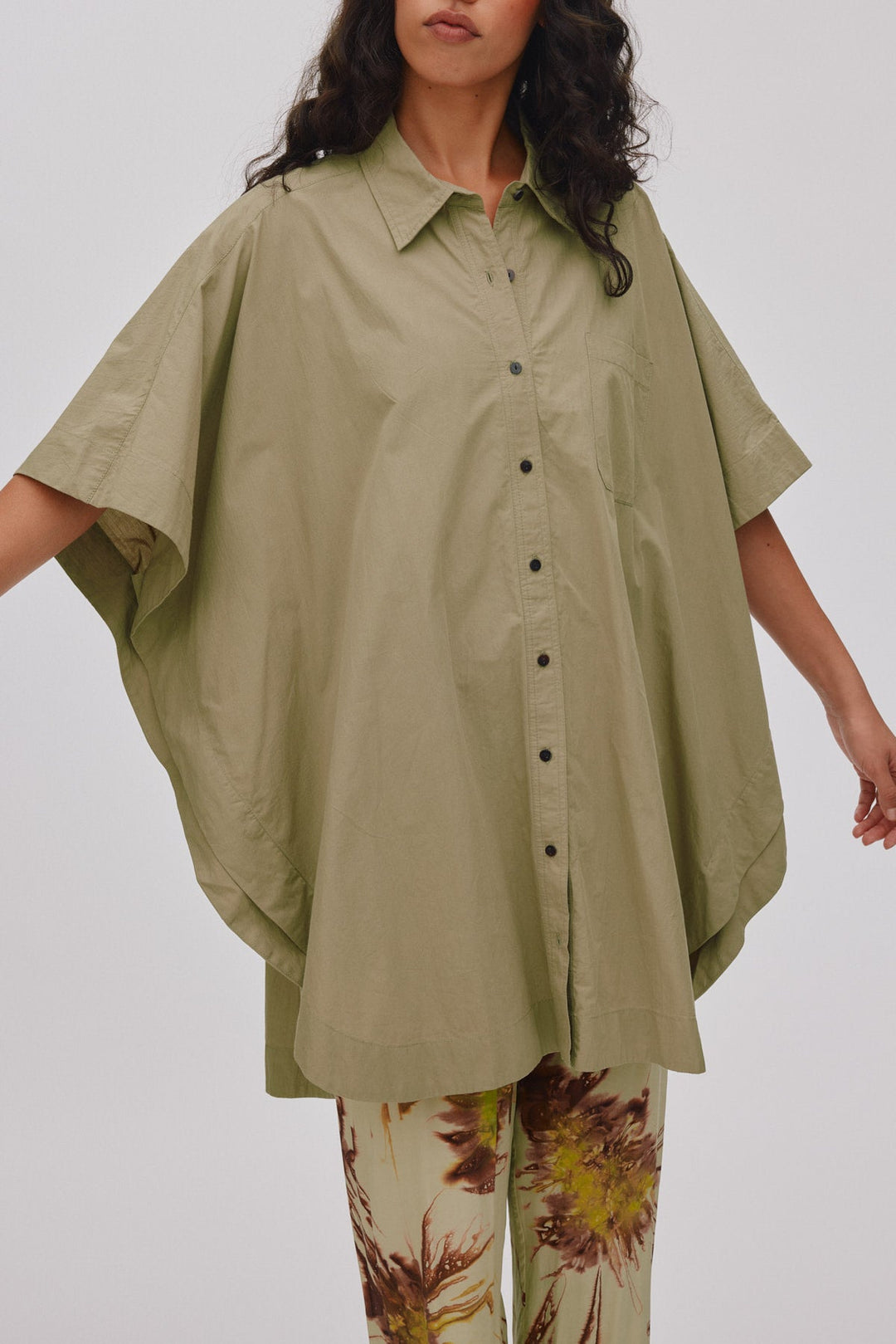 Rabens Saloner Berta skjortekjole i vertiver – oversized poplinkjole med knaplukning, korte ærmer og brystlomme.