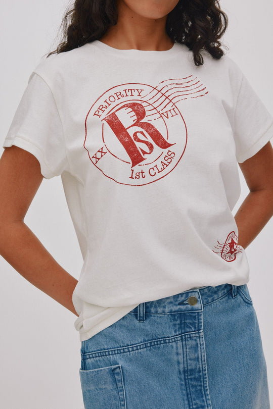 Rabens Saloner Ambla Postal T-shirt i chalk – bomulds t-shirt med vintage-inspireret print og afslappet pasform.