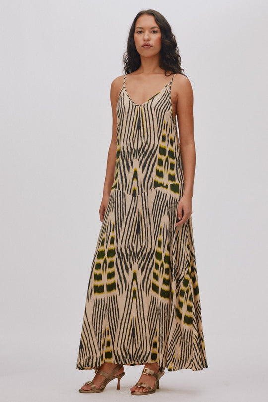 Rabens Saloner Annebeth Ikat V-Dress i citrus black dark beige – ankellang kjole med håndfarvet ikat-mønster og tynde stropper.