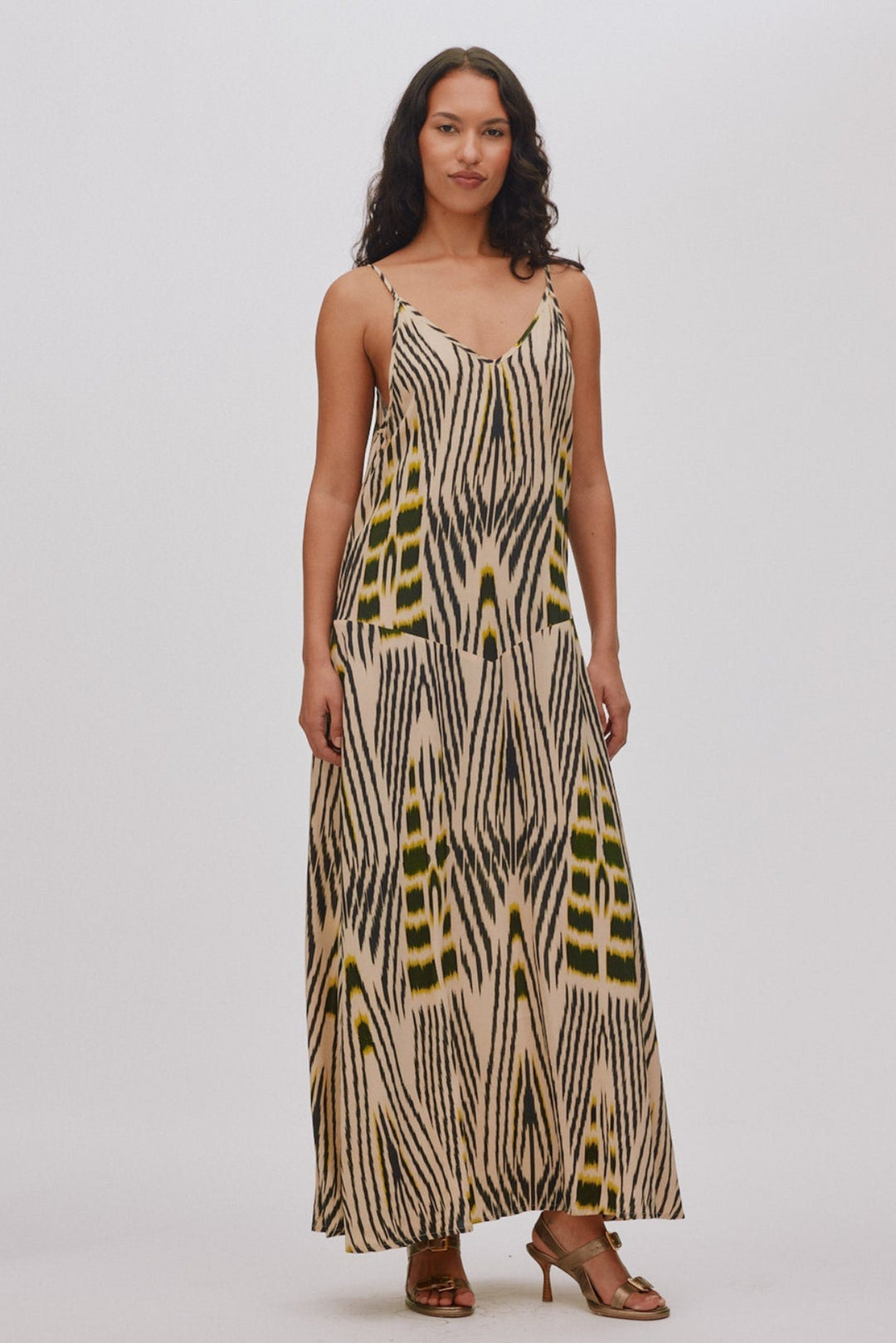 Rabens Saloner Annebeth Ikat V-Dress i citrus black dark beige – ankellang kjole med håndfarvet ikat-mønster og tynde stropper.