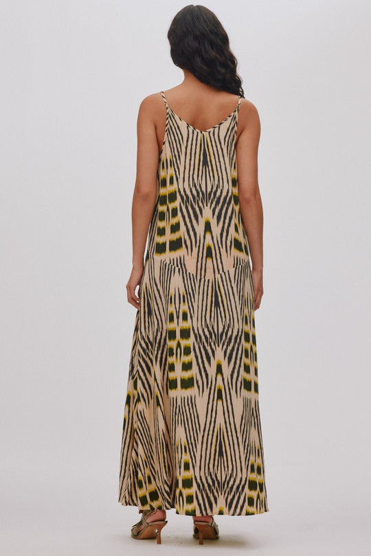 Rabens Saloner Annebeth Ikat V-Dress i citrus black dark beige – ankellang kjole med håndfarvet ikat-mønster og tynde stropper.