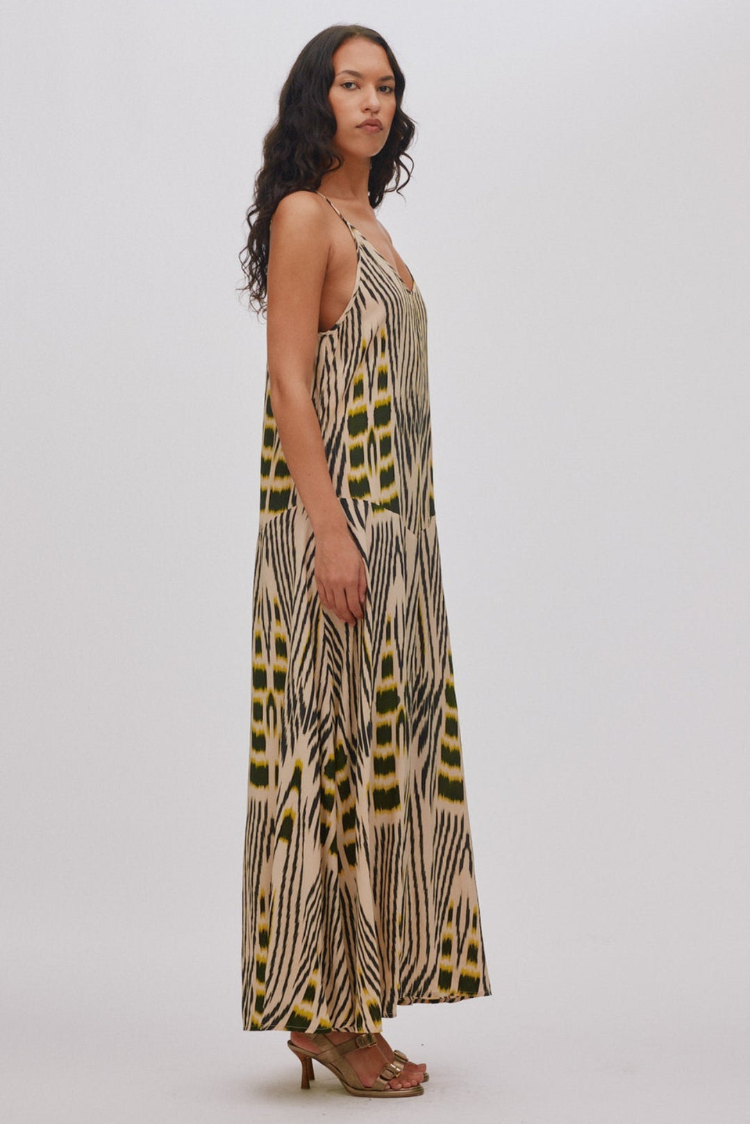 Rabens Saloner Annebeth Ikat V-Dress i citrus black dark beige – ankellang kjole med håndfarvet ikat-mønster og tynde stropper.