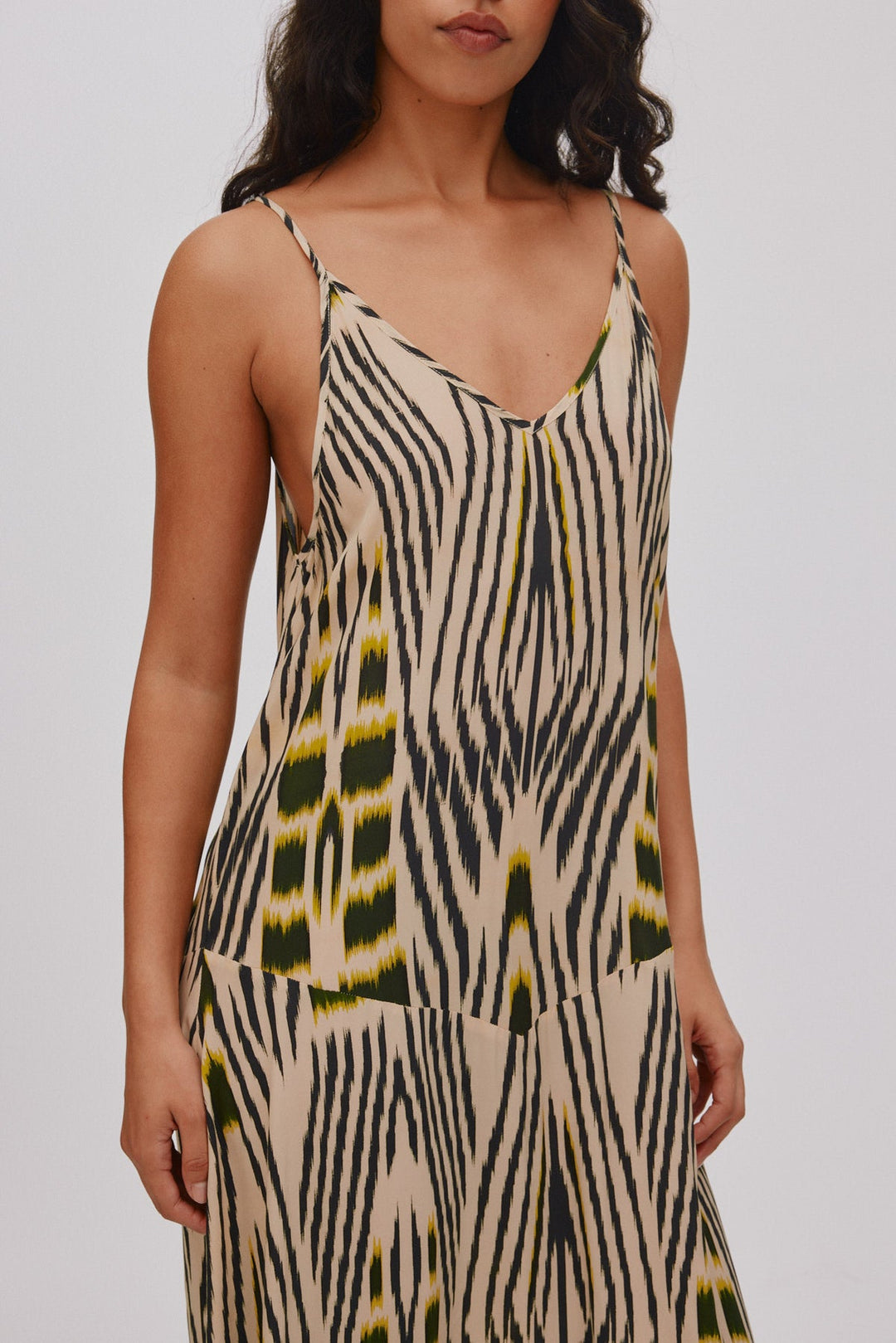 Rabens Saloner Annebeth Ikat V-Dress i citrus black dark beige – ankellang kjole med håndfarvet ikat-mønster og tynde stropper.