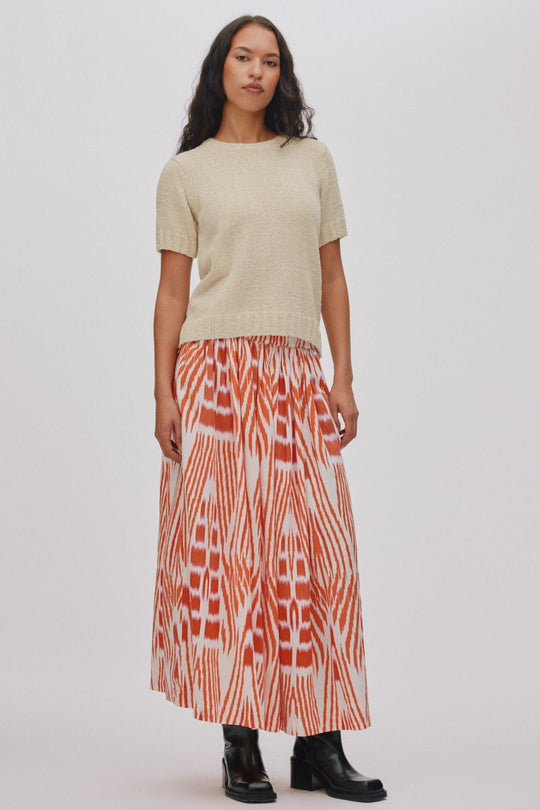 Rabens Saloner Elka Towelling Knit T-shirt i sand med rund hals, korte ærmer og blød frottéstruktur.