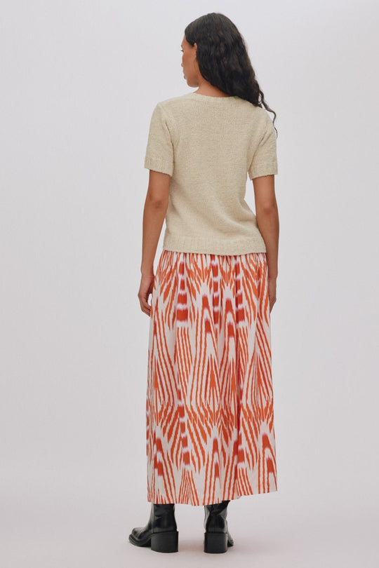 Rabens Saloner Elka Towelling Knit T-shirt i sand med rund hals, korte ærmer og blød frottéstruktur.