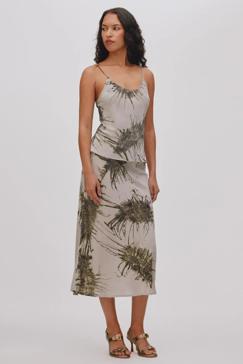 Rabens Saloner Elmi Sea Urchin Crop Bias Skirt i Grey Combo – håndfarvet lang nederdel i viskose med bias-snit og elastisk talje.