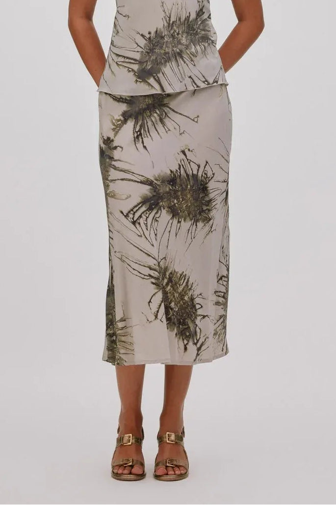 Rabens Saloner Elmi Sea Urchin Crop Bias Skirt i Grey Combo – håndfarvet lang nederdel i viskose med bias-snit og elastisk talje.